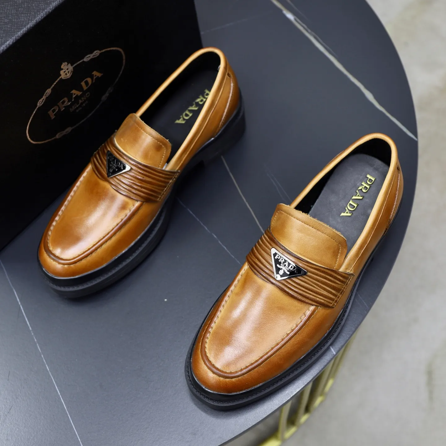 Men's shoes: 540💰🙅‍♂️🙅‍♂️🙅‍♂️ Brand: PRADA Standard code: Men's code 38-44 (45 can be customized) Grade: Same style as the official website Original order quality Material: Original cowhide surface Comfortable sheepskin lining Original outsole Style category: Men's fashionable casual leather shoes Distinguished big-name luxury elements Top luxury Color: actual picture color